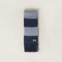 Wool scarf with fringes