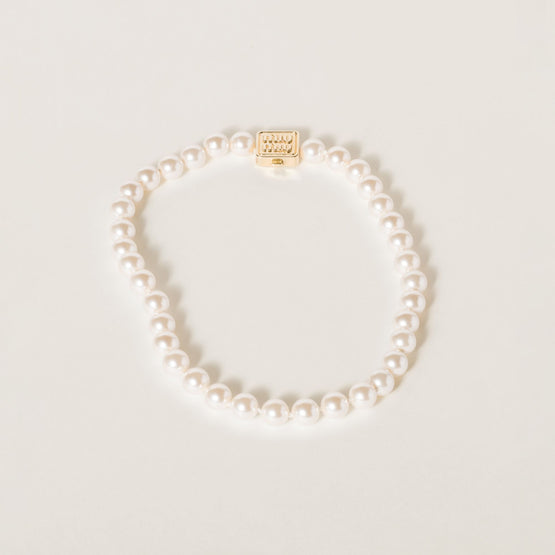 Metal necklace with synthetic pearls