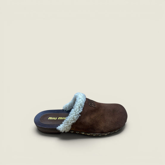 Suede clogs