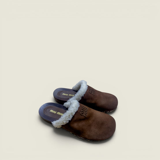Suede clogs
